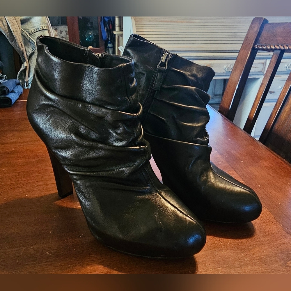 Sz 8 Cynthia Rowley Black Heeled Booties/ Boots